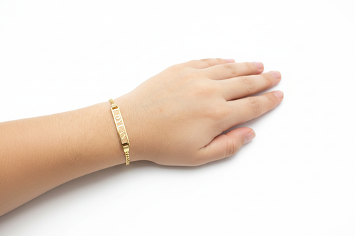 Manilla grabada DYLAN en mano de niño