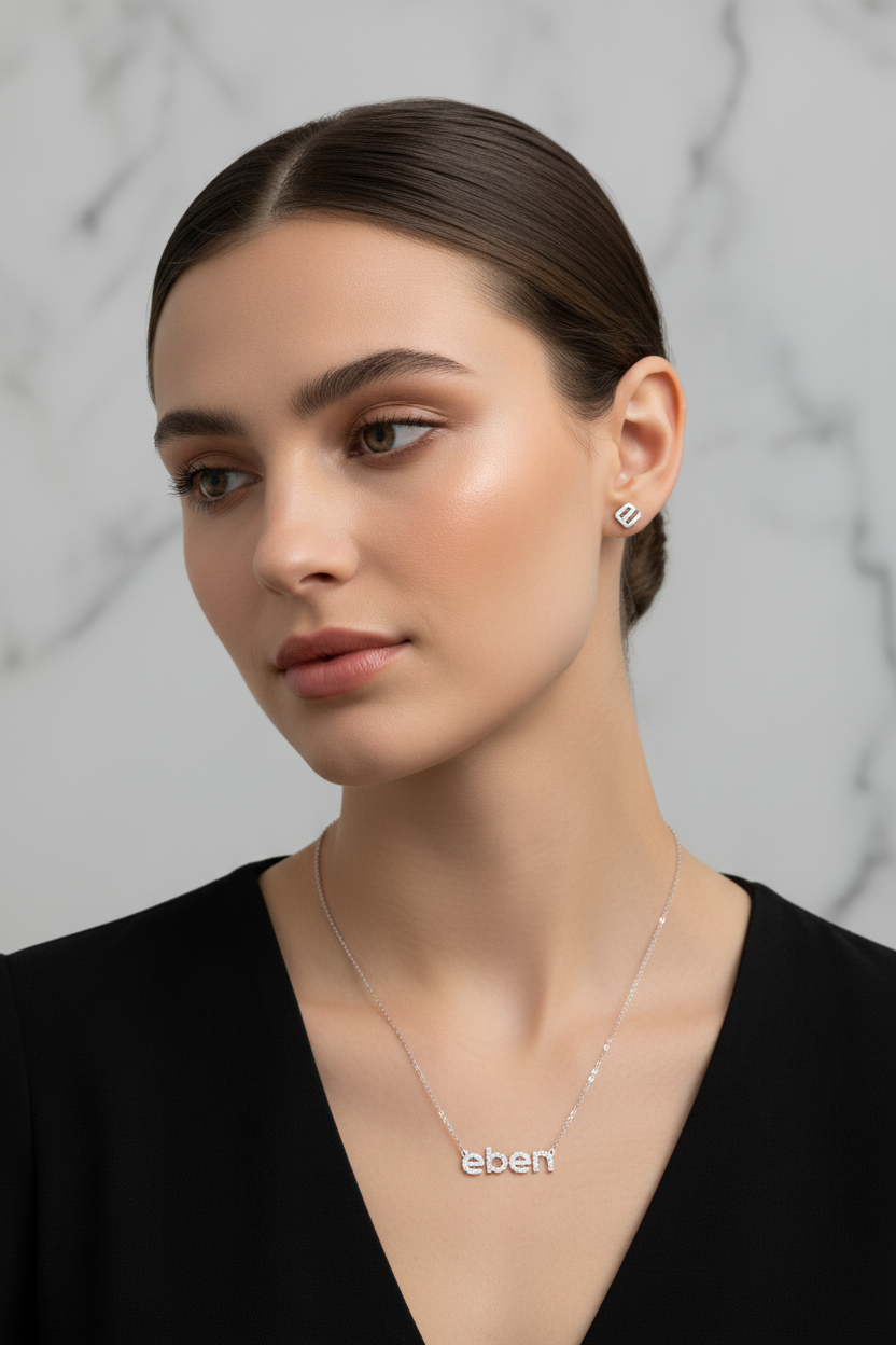 Modelo con joyería EBEN - aretes de diamante